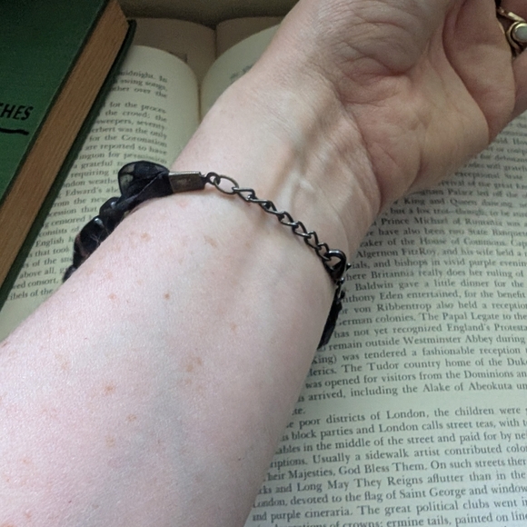 Elegant Black Beaded Bracelet - Picture 3 of 13